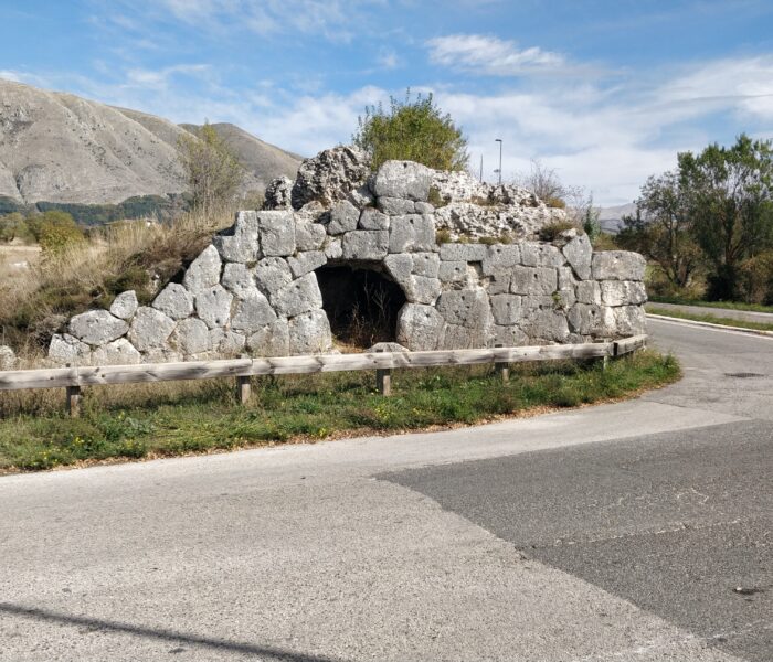 Resti dell'acquedotto romano di Alba Fucens